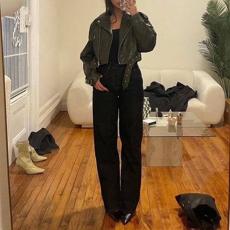 Olivia on Instagram: "baggy pants pointy toes" Baggy Pants Boots Outfit, Baggy Pants Pointy Heels, Black Pants Boots Outfit, Baggy Pants And Boots Outfit, Baggy Pants And Pointy Heels, Baggy Pants Heels Outfit, Baggy Pants Heels, Outfits With Pointy Heels, Jeans With Pointy Heels Outfits