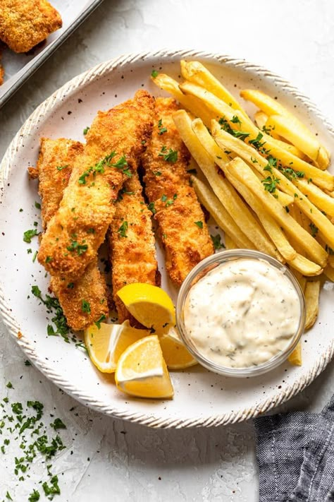 Plate of fish and chips with tartar sauce Air Fryer Fish And Chips, Fish And Chips Recipe, Air Fryer Fish Recipes, Fish N Chips Recipe, Crispy Fish, Air Fryer Fish, Cooking Seafood, Deep Frying, Air Fryer Dinner Recipes