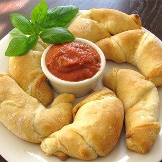 Pizza Moons I "These are a great quick kid friendly meal. I had a tube of crescent rolls that I needed to hurry to use before it expired and decided to make these." Eclipse Snacks, Crescent Roll Appetizers, Eclipse Party, Pizza Sauce Homemade, Snacks Healthy, Quick And Easy Appetizers, Crescent Roll Recipes, Recipes Appetizers And Snacks, Kid Friendly Dinner