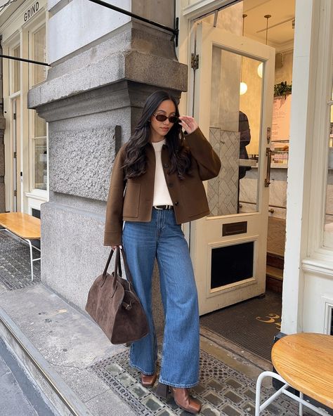 Here for all the brown tones this autumn 🤎🍂 Outfit details: Jacket @cosstores Knit @softgoatcashmere Jeans @abercrombie Boots @bobbies Bag @amazonfashion (crazy right) Linked on my stories & in my bio 🫶🏽 . . . Autumn outfit, casual outfit, autumn ootd, fall fashion, jeans outfit, fall outfit, every day outfit, chic style, London outfit Dark Brown Boots Outfit, Heeled Booties Outfit, Chic Autumn Outfits, Latest Fall Fashion Trends, Heels Boots Outfit, Brown Boots Outfit, Ootd Autumn, Boston Outfits, Autumn Ootd