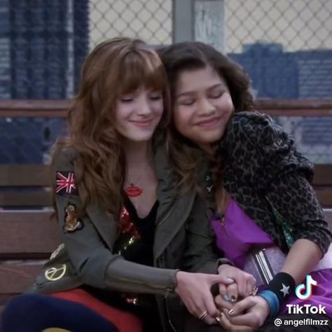 Shake It Up Disney Channel, People Can Go Selena Gomez, Shake It Up Aesthetic, Old Disney Channel Shows, Shake It Up, Old Disney Channel, Tv Show Couples, Disney Channel Shows, American Series