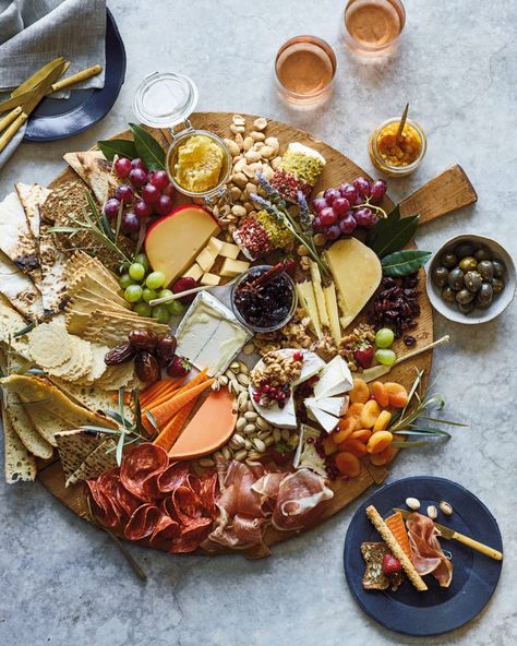 Grazing Table | 6 Pro Tips for Building the Most Festive Cheese Board Ever | via Williams-Sonoma blog Pastry Cake Recipes, Turkey Gravy From Drippings Easy, Gravy From Drippings, Turkey Gravy From Drippings, Party Boards, Appetizer Platters, Grazing Table, Turkey Gravy, Charcuterie And Cheese Board