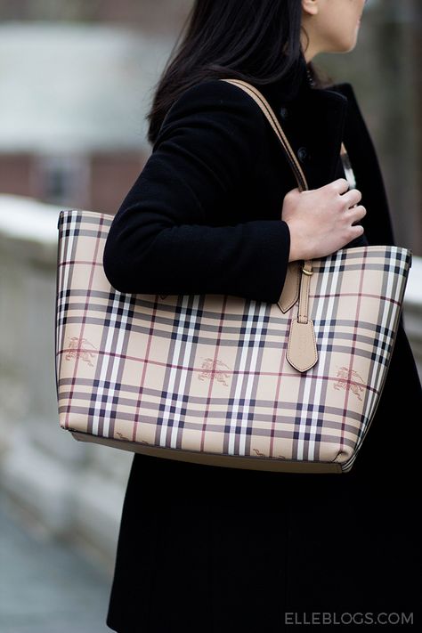 Review: Burberry Lavenby Reversible Check Tote - Fast Food & Fast Fashion | a personal style blog Burberry Bag Outfit, Classic Leather Bag, Burberry Tote Bag, Bag Jeans, Burberry Tote, Reversible Bag, Food Fast, Reversible Tote, Bowling Bags