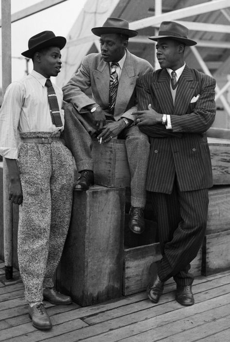 Fabulous zoot suits. (100%, would wear those pants on the left.) Jamaican Men, 1950s Mens Fashion, Men In Suits, Vintage Foto's, Moda Afro, Zoot Suit, Americana Vintage, Mode Editorials, 1950s Mens