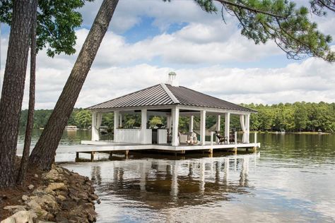 This waterfront retreat by Heather Garrett Interior Design features plenty of patios and spaces that make the most of living on beautiful Lake Gaston. Lake House Dock, Dock House, Lake Dock, Lakefront Living, Lakeside Living, Lakefront Property, Quality Family Time, Lake Living, Guest Cottage