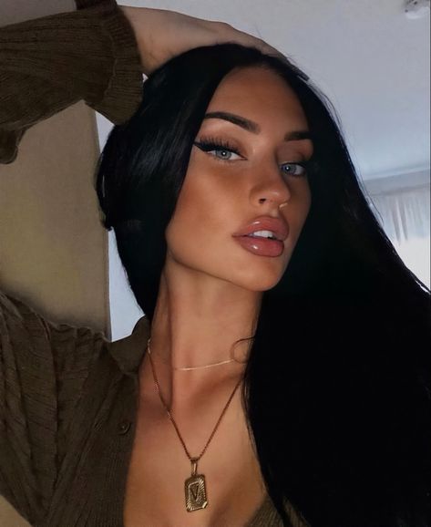 Long Black Hair, Baddie Hairstyles, Pretty Makeup, Long Black, Girl Face, Dark Hair, Pretty Face, Aesthetic Girl, Makeup Inspiration