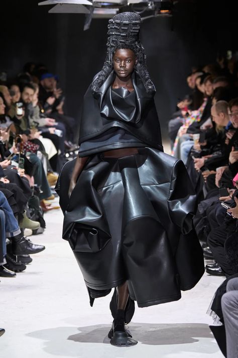 Comme des Garçons Fall 2024 Ready-to-Wear Collection | Vogue Comme Des Garcons Outfit, Comme Des Garcons Runway, Silhouette Mode, Bubble Clothes, Comme Des Garcons Black, Fashion Silhouette, Copenhagen Fashion Week, Wardrobe Outfits, Eclectic Fashion