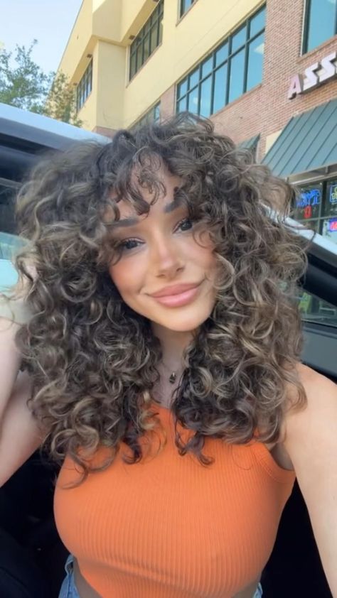 Round Haircut Medium Curly Hair, Straight Hair Styles On Curly Hair, Caucasian Curly Hairstyles, Flattering Curly Haircuts, Trending Curly Haircuts, Perm Hair With Bangs, Ash Brown Curly Hair Natural Curls, Curly Haircut And Color, Permed Haircuts For Women