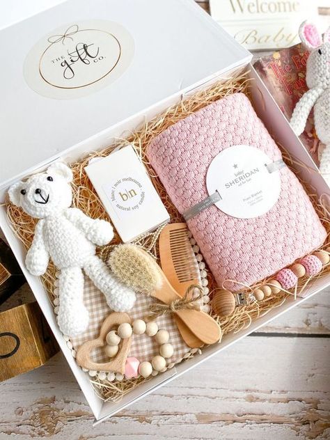 Baby Shower Gift Box, Idee Babyshower, Baby Shower Gift Basket, Baby Gift Hampers, Cadeau Baby Shower, Diy Bebe, Gift Box Ideas, Gift Box Design, Baby Gift Box