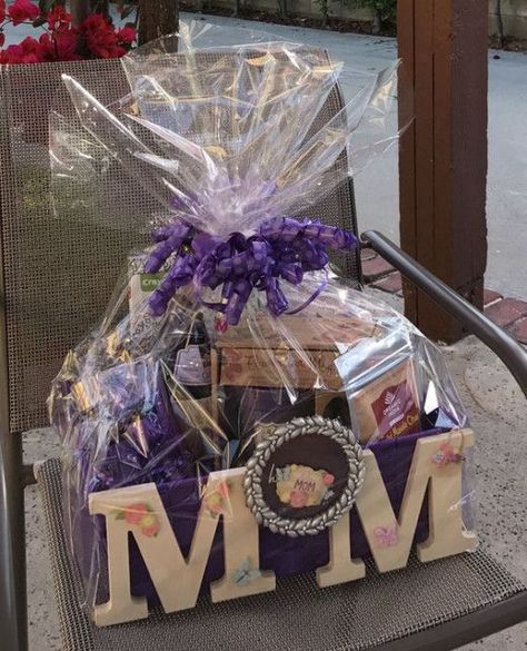 Mothers Day Gift Basket Ideas Diy Mother's Day Gift Basket, Creative Gift Baskets, Mothers Day Baskets, Homemade Gift Baskets, Mom Gift Basket, Cute Mothers Day Gifts, Homemade Mothers Day Gifts, Diy Gifts For Mom, Diy Gift Baskets