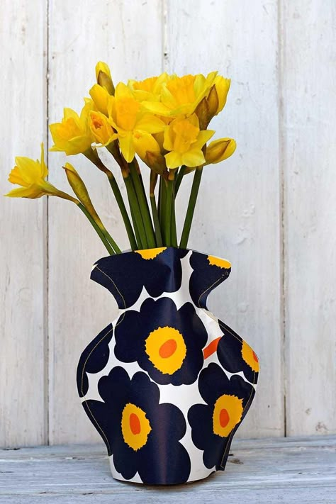 Marimekko Wallpaper, Paper Mache Vase, Free Wallpaper Samples, Paper Flower Vase, Paper Flower Wall Art, Card Stitching, Art Thoughts, Bags Inspiration, Paper Garden