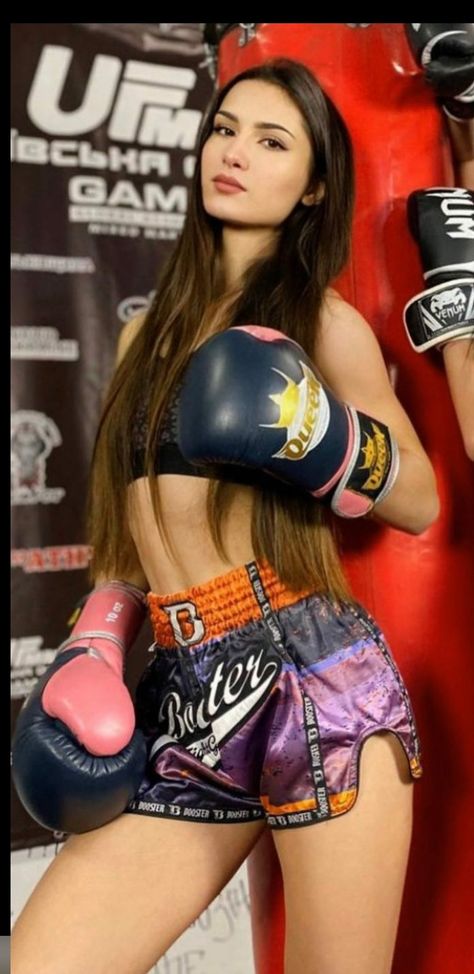 Female Boxing Photography, Female Boxing Pose, Drunken Boxing, Rayna Vallandingham, Boxing Outfit For Women, Female Kickboxing, Female Martial Arts, Muay Thai Women, Athletic Wear Outfits