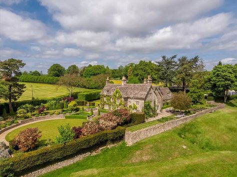 Stroud Gloucestershire, Houses For Sale Near Me, London Images, Georgian Houses, Cotswold House, Cotswold Stone, Mystery Story, One Bedroom Flat, Exterior Houses