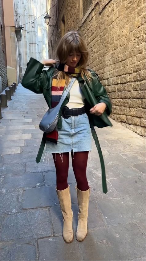 Barcelona Aesthetic Outfit Winter, Barcelona Fashion Fall, Nanda Schwarz Outfit, Fun Winter Outfits, Retro Winter Outfits, Funky Style Outfits, Winter Outfits Black Women, Winter Going Out Outfits, Winter Outfits Korean