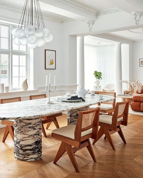 Vogue Living on Instagram: “Pernille Teisbaek (@pernilleteisbaek) knows the power of a good statement piece, evidenced by this dramatic custom-made marble table, which…” Pernille Teisbaek, Scandinavian Style Home, Interior Design Per La Casa, Vogue Living, Contemporary Interior Design, Design Living Room, Scandinavian Home, Marble Table, Minimalist Interior