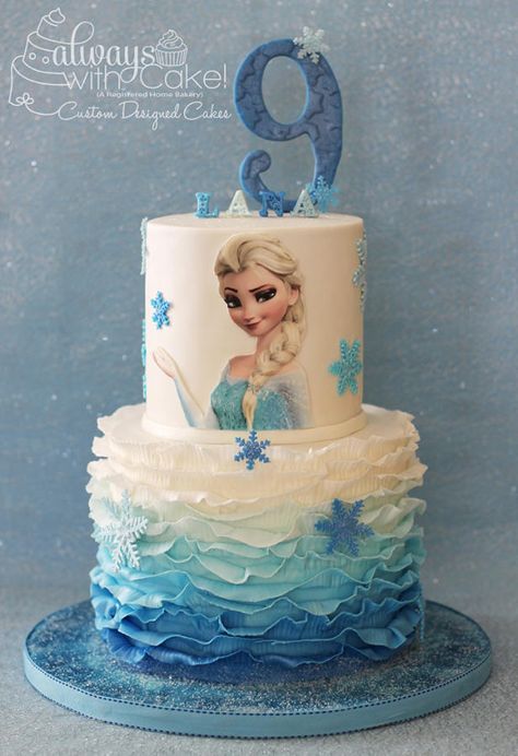 I’ve said it before….it’s really hard to do something original for the Frozen theme. Everyone wants the same thing! Fondant ruffles and sparkly snowflakes, made this cake simple and effective. :-) Torte Frozen, Kue Disney, Gökkuşaği Pasta, Elsa Birthday Cake, Pastel Frozen, Elsa Cake Frozen, Rodjendanske Torte, Disney Frozen Cake, Bolo Frozen