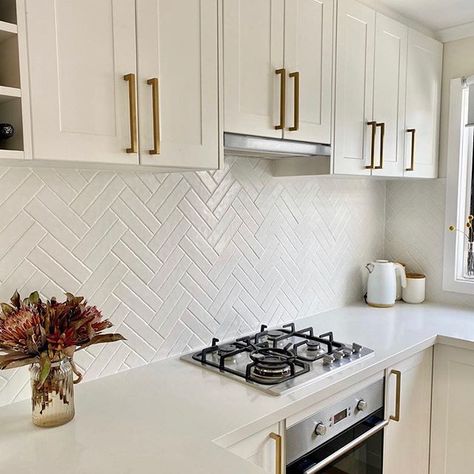 Herringbone Tile Kitchen, Herringbone Splashback, White Tile Splashback, Herringbone Tiles Kitchen, Herringbone Backsplash Kitchen, Kitchen Interior Decoration, White Herringbone Backsplash, White Herringbone Tile, Herringbone Kitchen