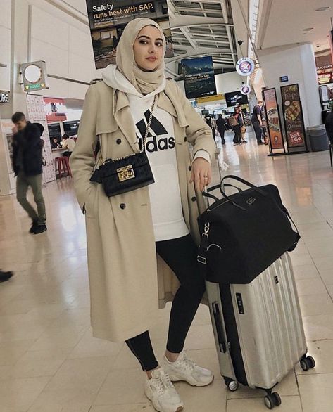 Hijabi Airport Outfit, Outfit Voyage, Outfit Bandara, Poses Hijab, Airport Ootd, Airport Outfit Winter, Outfit Muslim, Fashion Muslimah, Airport Travel Outfits