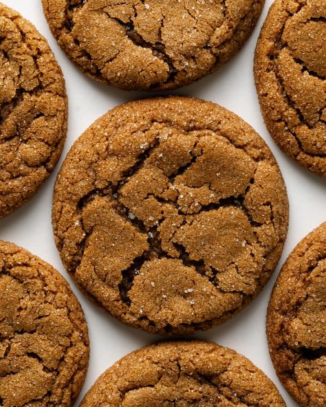 Gluten-Free Soft and Chewy Ginger Molasses Cookies Gluten Free Molasses Cookies, Gluten Free Ginger Cookies, Chewy Ginger Molasses Cookies, Gluten Free Cookie Dough, Molasses Cookies Recipe, Gf Cookies, Ginger Molasses, Ginger Molasses Cookies, Molasses Cookies