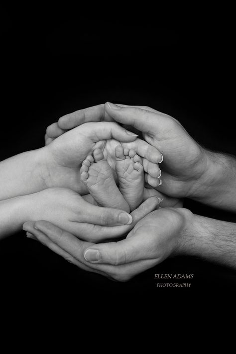 Newborn Pic With Parents, Baby Feet Family Photo, Newborn Photo Ideas With Parents, Newborn Photos With Parents Hands, Newborn Baby Shoot With Parents, Newborn With Parents Poses, New Born Parents Pictures, Couples Newborn Photoshoot, Newborn Photo Poses With Parents