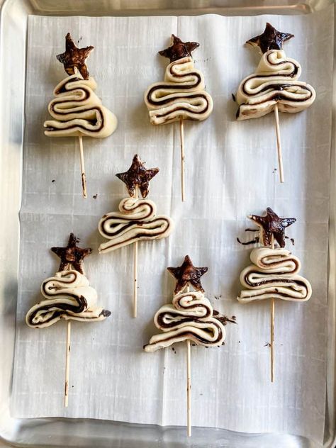 Christmas Treats Crockpot, Puff Pastry Holiday Recipes, Chocolate Puff Pastry Christmas Tree, Pastry Puff Christmas Tree, Pastry Tree Christmas, Nutella Christmas Trees, Cream Puff Christmas Tree, Puff Pastry Xmas Tree, Nutella Puff Pastry Christmas Tree