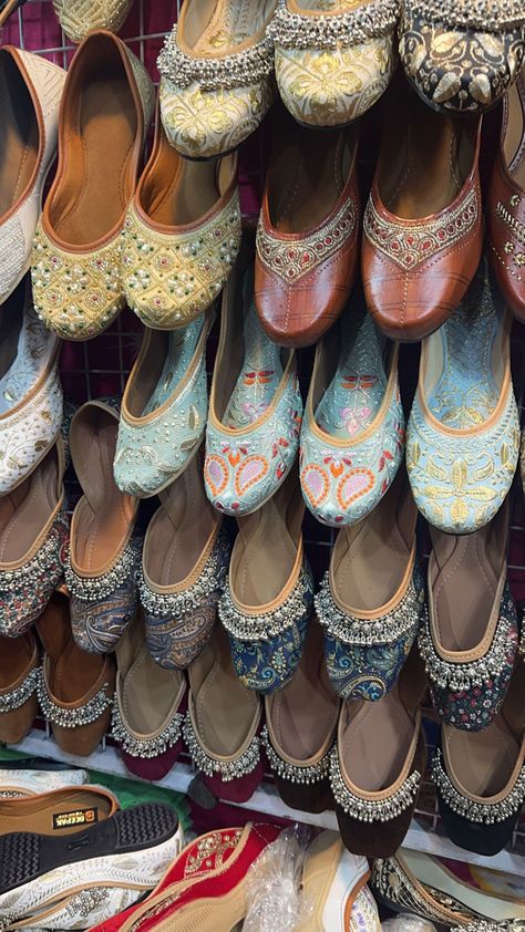 Flat Footwear, South Asian Aesthetic, Punjabi Culture, Desi Love, Samoan Tattoo, Branded Shoes, Punjabi Jutti, Amazon India, Desi Fashion Casual