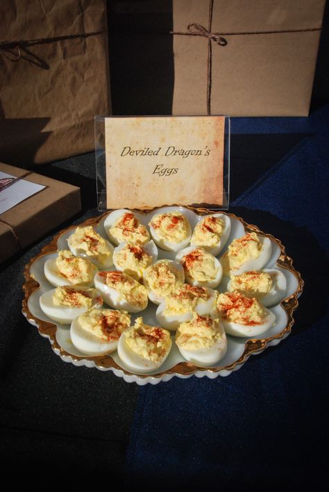 Deviled Dragon Eggs Harry Potter, Harry Potter Food Ideas Dinner Parties, Harry Potter Table, Harry Potter Torte, Harry Potter Shower, Harry Potter Snacks, Movie Dinner, Spider Eggs, Harry Potter Parties Food