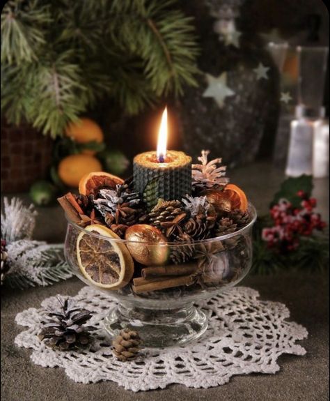 Natal Natural, Christmas Candle Centerpiece, Jul Diy, نباتات منزلية, Deco Table Noel, Christmas Candle Decorations, Table Scapes, Natural Christmas, Apres Ski