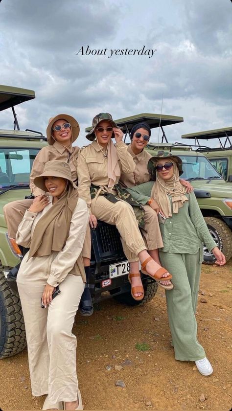 Hijab Travel Outfits, Safari Photoshoot, Desert Safari Outfit, Modest Vacation Outfits, Hijabi Photography, Desert Outfit Ideas, Safari Outfit Women, Africa Safari Clothes, Africa Chic