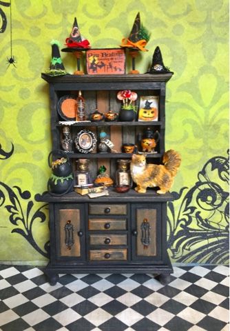 Miniature Witch Hat, Witch Diorama, Haunted Dollhouse Diy Ideas, Miniature Cupboard, Witch Cabinet, Witch Dollhouse, Halloween Minis, Halloween Shadow Box, Dollhouse Halloween