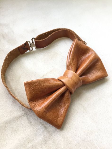 Leather Bowtie, Bowtie Wedding, Bow Tie Suit, Diy En Cuir, Leather Bow Tie, Leather Apron, Cognac Color, Bow Tie Wedding, Leather Bow