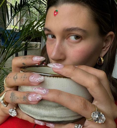 Hailey Bieber’s Latest Manicure Holds A Secret Message About Her Pregnancy Hailey Bieber Tokyo, Haley Bieber Aesthetic, Summer Nails Hailey Bieber, Hailey Baldwin Ring, Famous Nails Celebrities, Uñas Hayley Bieber, Hayley Bieber Nails, Rhode Makeup, Zendaya Nails