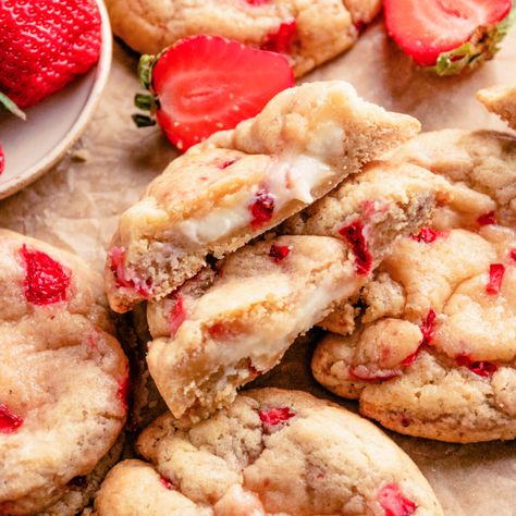 Strawberry Cheesecake Cookies, Easy Strawberry Cheesecake, Cookies Bakery, Cream Cookies, Frozen Cookies, Strawberry Cookies, Filled Cookies, Cheesecake Cookies, Freeze Dried Strawberries