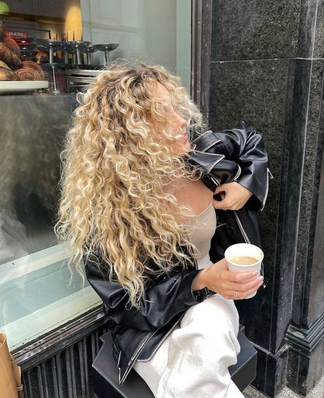 Model Curly Hair, Carrie Bradshaw Hair, Mila Mikhailov, Hairstyles For All Hair Types, Aesthetic Hairstyles, Highlights Curly Hair, French Braids, Blonde Curly Hair, French Braid Hairstyles