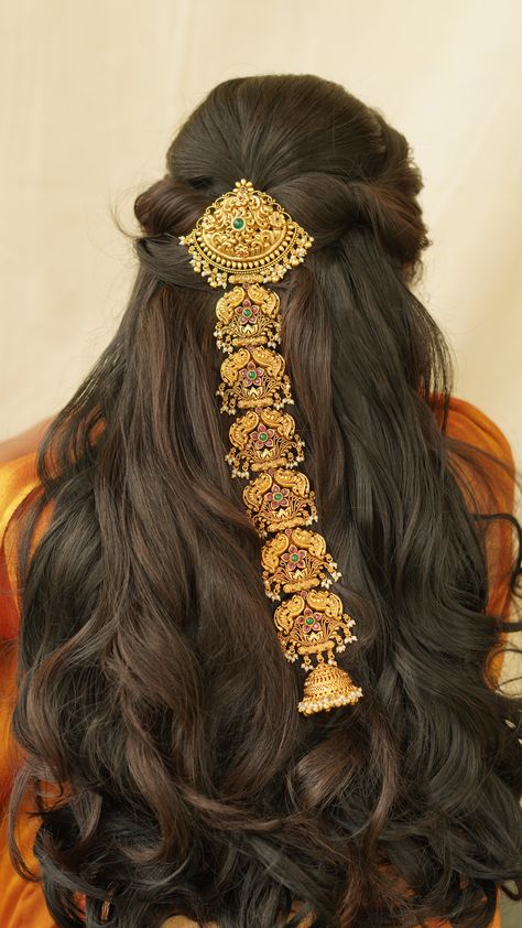 Desi Headpiece, Aesthetic Indian Hairstyles, Desi Hair Accessories, Southasian Jewelry, Pakistani Hair Jewelry, Traditional Hairstyle For Saree, Hair Jewelry Indian, Hair Indian Wedding, Indian Hair Jewelry