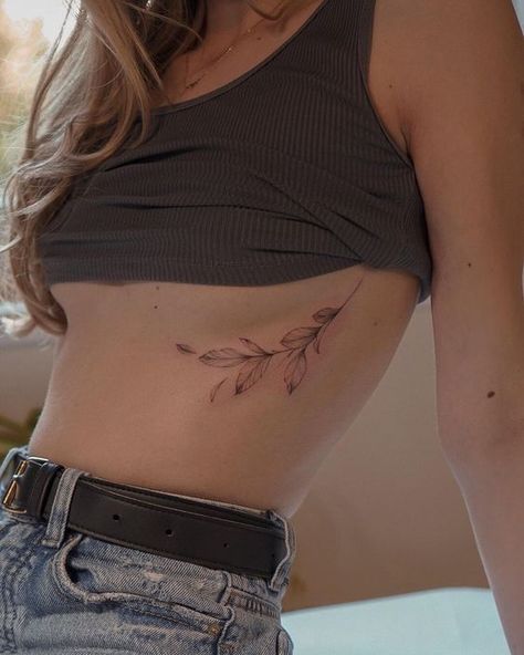 Girl Rib Tattoos, Brust Tattoo Frau, Minimal Tattoo Designs, Rib Tattoos For Women, Minimal Tattoos, Minimal Tattoo Design, Explore Tattoo, Stomach Tattoos, Spine Tattoos