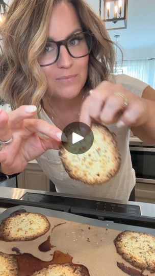 589K views · 6.7K reactions | Such an easy low carb high protein snack hack!! If the textured cottage cheese bothers you then just blend it up, but you will not notice when these are baked. Feel free to try different seasonings. And if you measure out your cottage cheese one cup is going to give you a high protein snack with 25 g of protein. #highproteinsnack #highprotein #lowcarbsnacks #ketosnacks #Cottagecheese | Stacey Jobe | Stacey Jobe · Original audio Lite Snacks, Keto 2023, 1960s Food, High Protein Low Carb Snacks, Keto Chips, High Protein Pasta, Awards Banquet, High Protein Snack, Healthy Chips