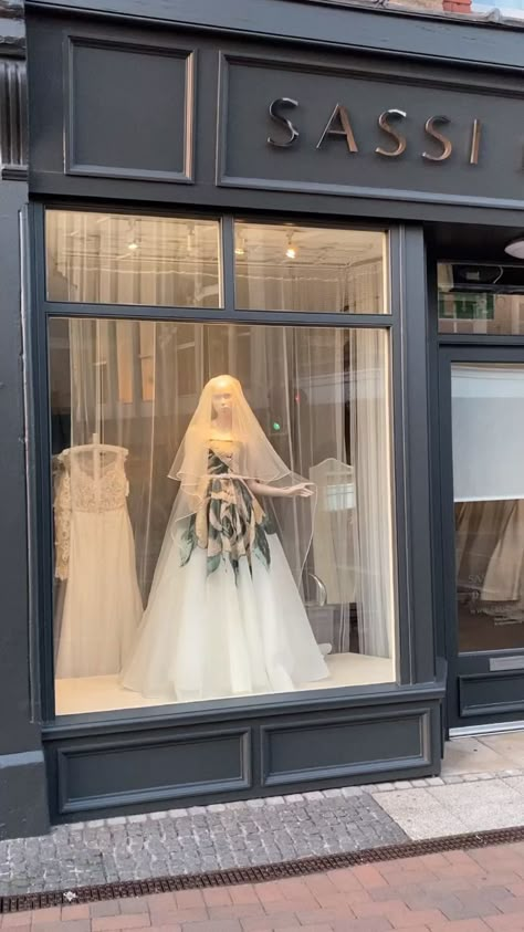 Boutique Clothing Store Design, Bridal Shop Interior, Bridal Shop Decor, Bridal Shop Ideas, Boutique Store Front, Bridal Boutique Interior, Butik Design, Sassi Holford, Retail Store Interior Design