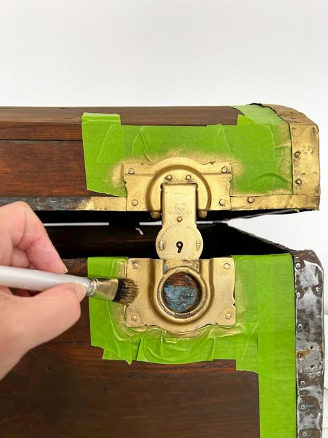 Painting gilding wax on all the metal of a vintage trunk Repurposed Chest Trunk, Metal Trunk Painting Ideas Diy, Diy Chest Trunk, Old Trunks Makeover, Old Trunk Ideas Decor, Vintage Trunk Makeover, Metal Trunk Makeover, Vintage Trunks Makeover, Antique Trunk Makeover