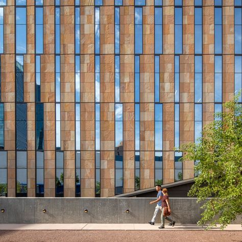 US firm Ennead has completed a new law school in central Phoenix, with sandstone cladding and open-air sky bridges that connect two wings Sandstone Facade, Dezeen Architecture, Sandstone Cladding, Usa Photography, Mix Use Building, Downtown Phoenix, Arizona State University, Architecture Interiors, Law School