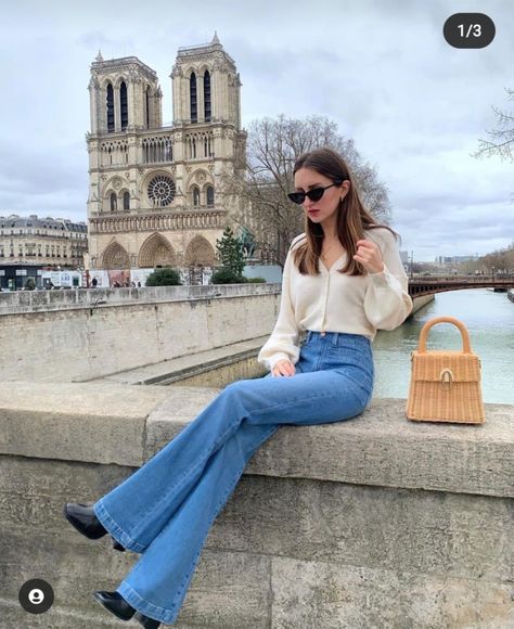 Styling Flare Jeans, Euro Fashion, Fashion Top Outfits, Bottom Jeans, Paris Outfits, Fall Winter Wardrobe, Casual Chic Outfit, Bell Bottom, Casual Style Outfits