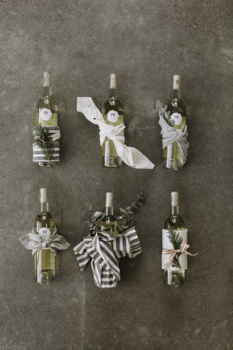 Wine Bottles Gift Wrap, Wine Gift Wrapping, Creative Corporate Gifts, Unique Wine Bottles, Bottle Gift Wrapping, Wine Presents, Wine Wrap, Wrapped Wine Bottles, Gift Wrapping Inspiration