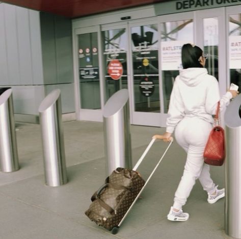 Cute Airport Outfit, Airport Attire, Flight Outfit, Airport Aesthetic, Airport Fits, Rich Girl Lifestyle, Chill Fits, Luxury Lifestyle Dreams, Future Lifestyle