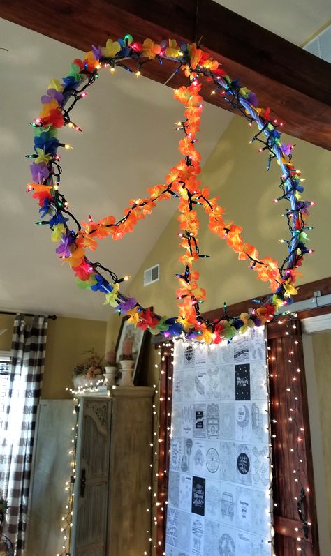 Diy 60s Party Decorations, Diy Hippy Party Decor, Hippies Themed Party, Hula Hoop Peace Sign Diy, 40th Birthday 70s Theme, Peace Sign Decorations, Diy 60s Decor, 70s Decor Party, Diy 70s Decor Parties Decorations