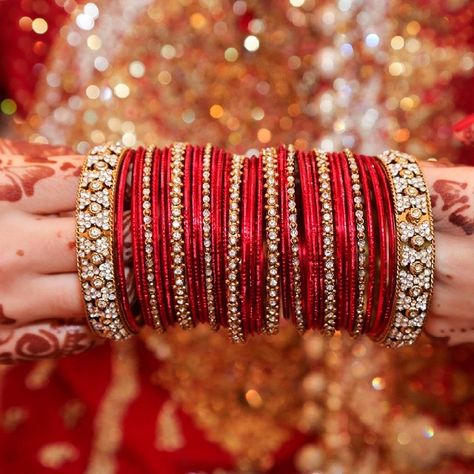 Chooriyan Bangles, Photoshoot Classy, Silk Bangles, Red Bangles, Indian Bridal Jewelry, Colorful Bangles, Perhiasan India, Gelang Manik-manik, Lovely Bride