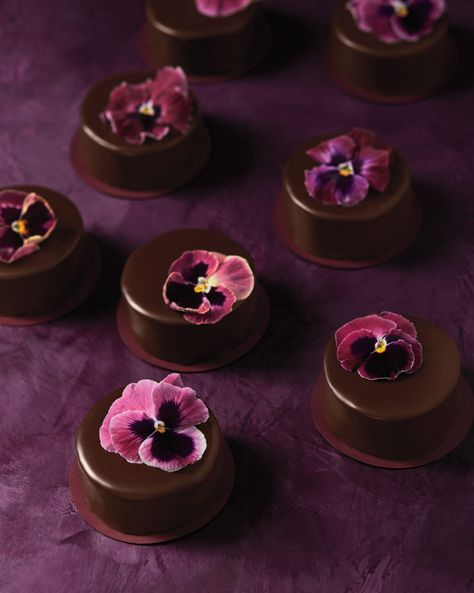 Chocolate With Flowers, Petit Fours Wedding, Eatable Flowers, Eating Flowers, Flowers Recipes, Decorate Wedding, Rose Flavored, Small Wedding Cakes, Basic Cake