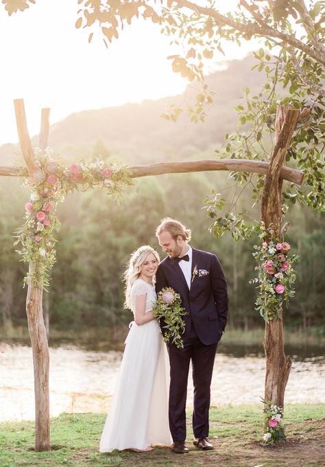 Diy Wedding Arch Flowers, Wedding Arch Diy, Diy Wedding Arbor, Simple Wedding Arch, Wood Wedding Arches, Ceremony Backdrop Outdoor, Rustic Wedding Alter, Wedding Arbor Rustic, Wedding Arches Outdoors