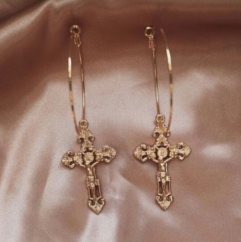 imagem descoberto por itaciamarvila. Descubra (e salve!) suas próprias imagens e vídeos no We Heart It Golden Cross, Architectural Jewelry, Cross Necklace Sideways, Diamond Cross Necklaces, Stylish Necklace, Crystal Stud Earrings, Geometric Jewelry, Cross Earrings, Diy Schmuck