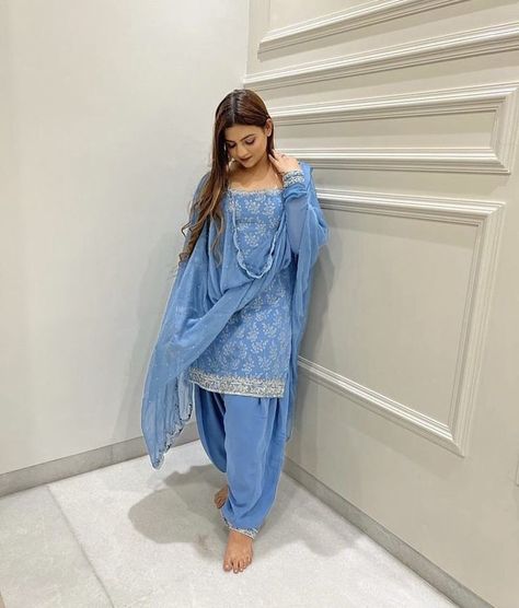 Suit Designs Indian Style Punjabi, Blue Indian Suit, Simple Punjabi Suits, Punjabi Dress Design, Simple Indian Suits, Panjabi Suit, Desi Fits, Trendy Outfits Indian, Indian Outfits Lehenga