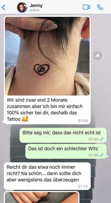 Wenn man sich tätowieren lässt, dann für die Ewigkeit. Das sollte absolut jedem klar sein. Doch die Initialen des Partners bzw. der Partnerin nach nur 2 Monaten zu tätowieren ist schon etwas besonderes. Man muss es absolut ernst meinen, um diesen Schritt zu wagen. Wäre es euch zu früh, oder könnt ihr es nachvollziehen? 😲 Life Is Short Tattoo Ideas, Lead With Love Tattoo, Sexuality Tattoo, Ehe Tattoo, Tattoo Partner, Liebe Tattoo, Partner Tattoo, Tattoo Klein, Partner Tattoos